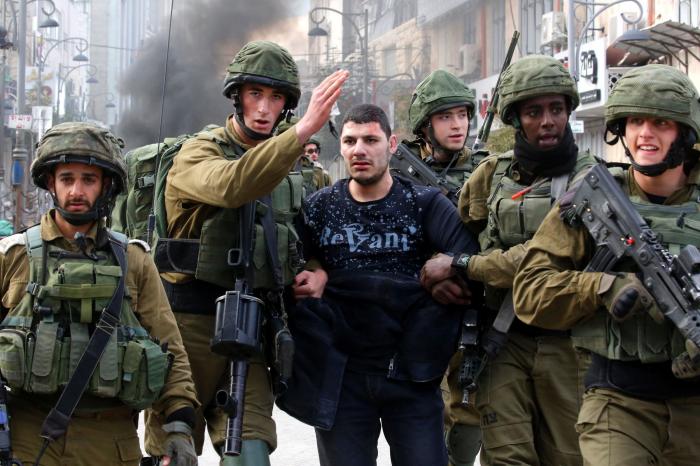 El Ejército israelí arresta a una menor palestina por abofetear a dos soldados
