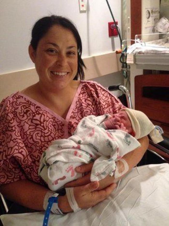 La milagrosa historia de una madre que dio a luz en el coche y su bebé nació en la bolsa amniótica