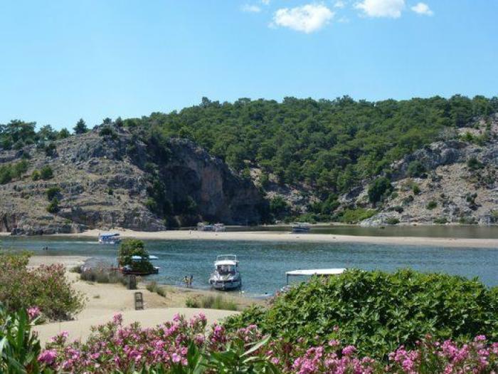 Un grupo carlista asturiano propone segregar las playas por sexos para evitar los pecados de la carne