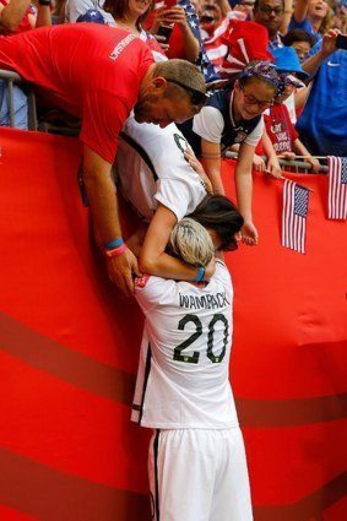 El emotivo beso de Abby Wambach con su mujer tras ganar el Mundial de fútbol