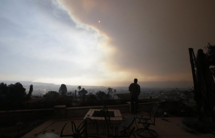 El exclusivo barrio de Bel Air se quema por los incendios en Los Ángeles