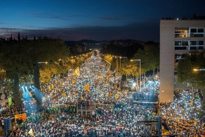 Las impresionantes imágenes de Barcelona iluminada en homenaje a los encarcelados