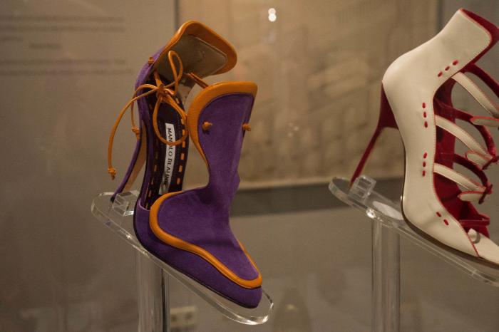 Los 212 zapatos que pisan fuerte en la exposición de Manolo Blahnik en Madrid
