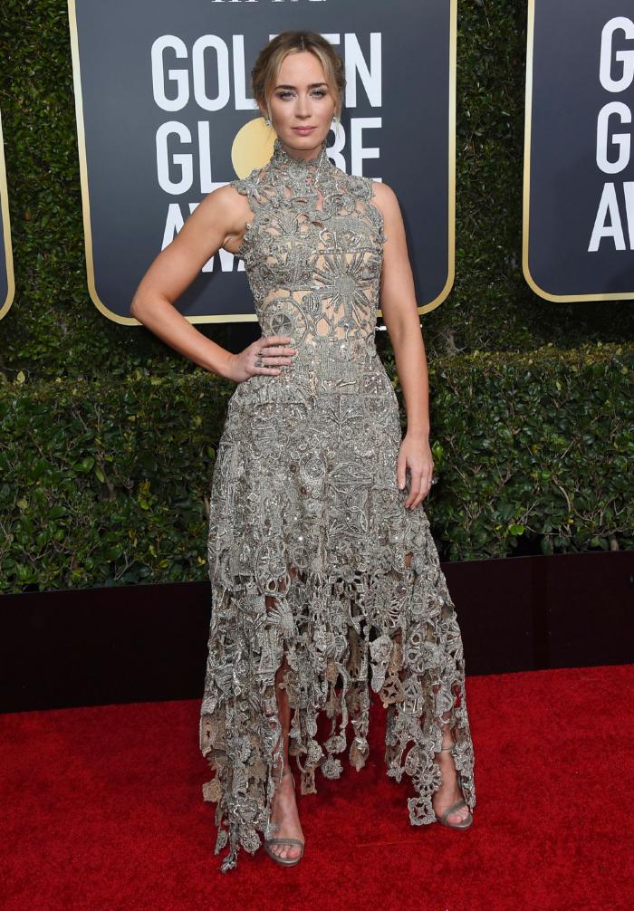 Emma Stone grita "lo siento" durante la gala de los Globos de Oro por su papel en 'Aloha'
