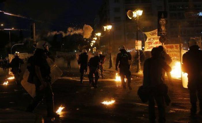 Miles de personas se manifiestan en Atenas contra las reformas