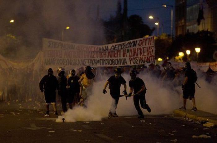 Miles de personas se manifiestan en Atenas contra las reformas