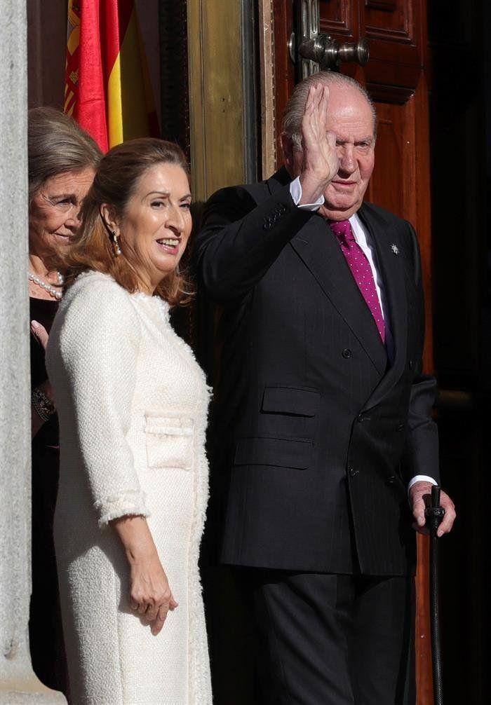 Las Cortes acogen con una ovación al rey Juan Carlos y con abucheos a Sánchez