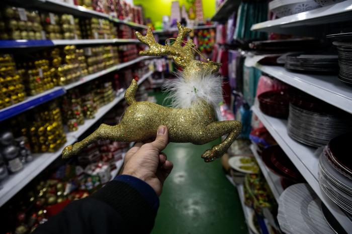 Estos son los 18 adornos navideños más horteras que puedes encontrar en un chino