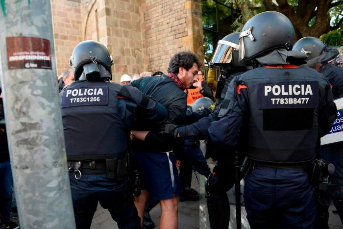 "¡Embusteros!": Manifestantes increpan a un equipo de 'Antena 3 Noticias' durante el 21-D