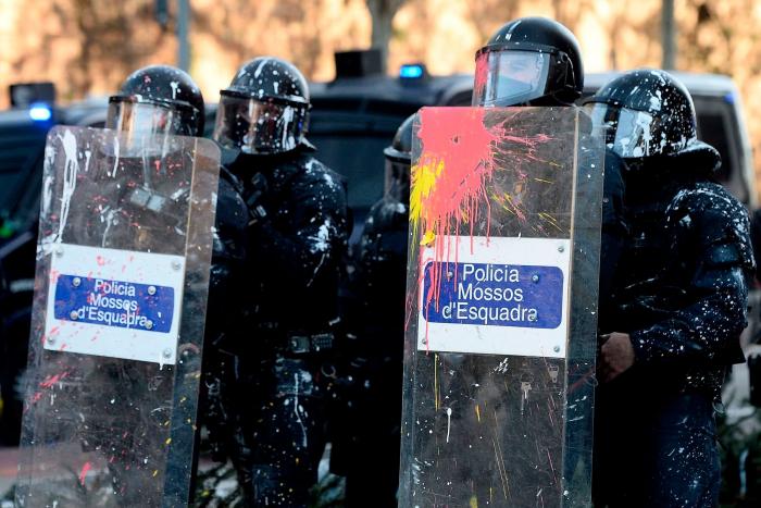 "¡Embusteros!": Manifestantes increpan a un equipo de 'Antena 3 Noticias' durante el 21-D