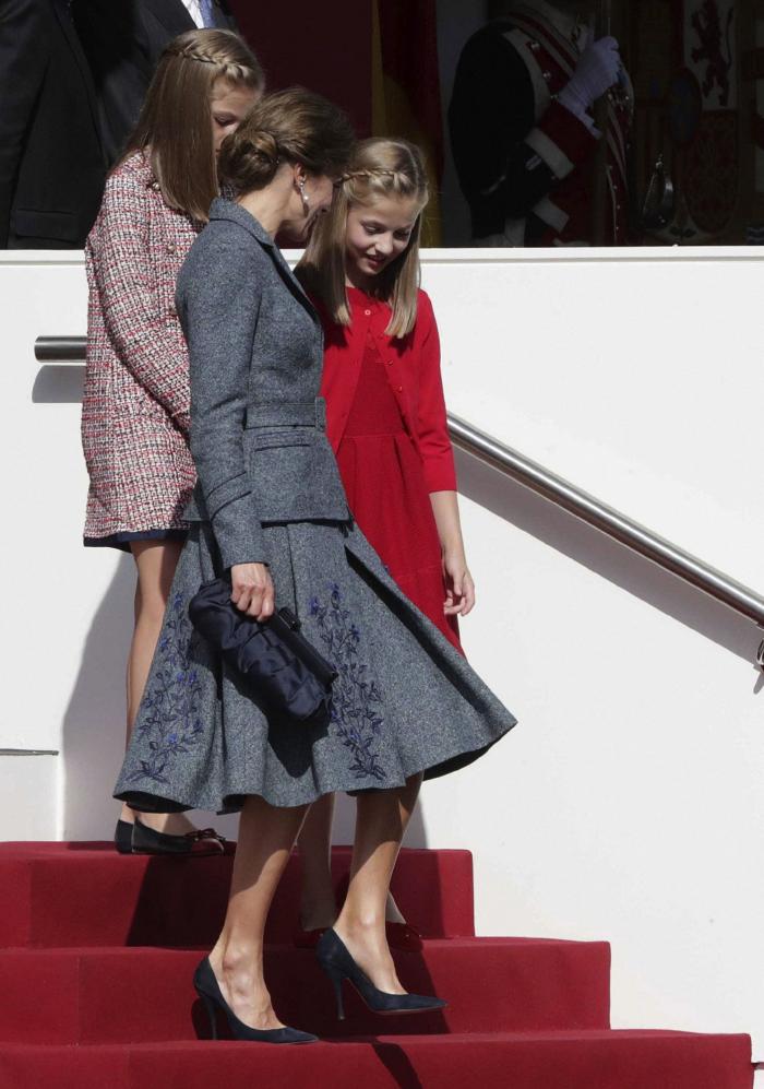 La reina Letizia apuesta por la sencillez y la elegancia en el desfile de la Hispanidad