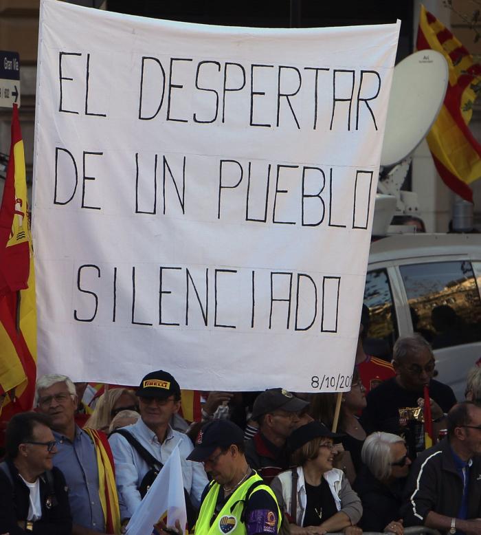 Miles de personas se manifiestan en Barcelona contra la independencia