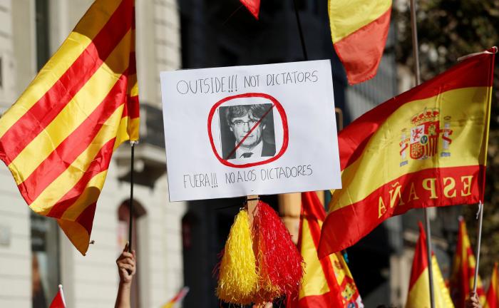 Miles de personas se manifiestan en Barcelona contra la independencia
