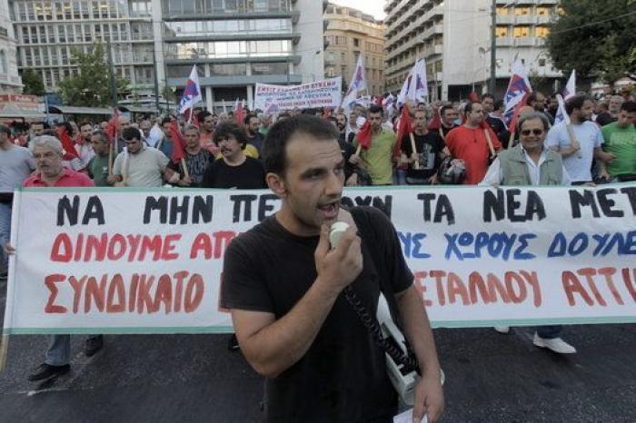 Grecia vota nuevas reformas con protestas frente al Parlamento