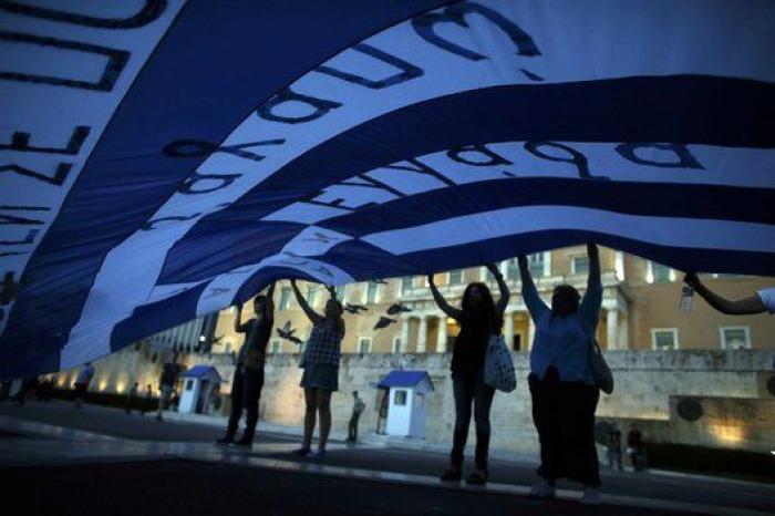 Grecia vota nuevas reformas con protestas frente al Parlamento