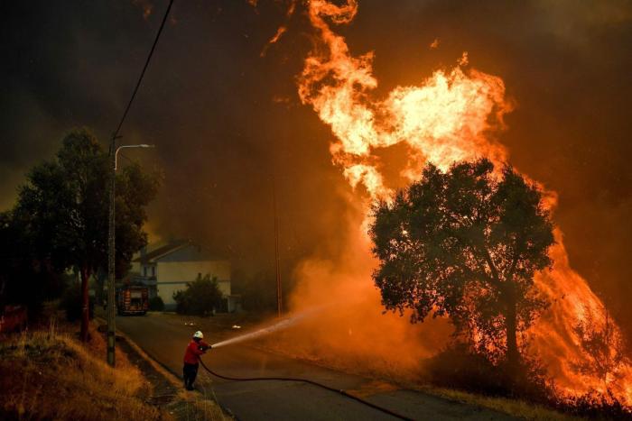 Dos incendios avanzan sin control por el centro de Portugal