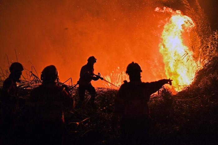 El incendio de La Cabrera ha arrasado ya 8.000 hectáreas y podría forzar a nuevos desalojos