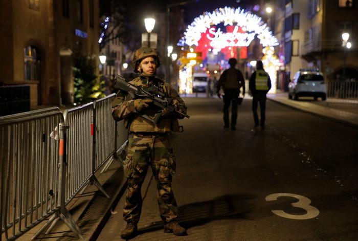 Aumentan a tres los muertos por el atentado de Estrasburgo mientras sigue la búsqueda del autor