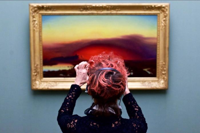 Este fotógrafo combina los visitantes de los museos con las obras y el resultado es maravilloso