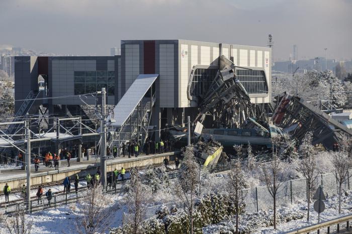 Al menos 7 muertos y 46 heridos al chocar un tren de alta velocidad en Ankara