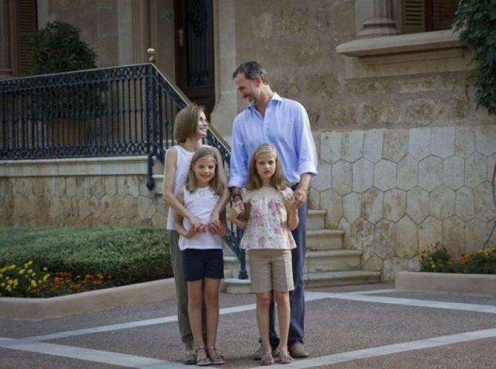 Foto de verano 2015: los reyes Felipe y Letizia y sus hijas posan en Marivent