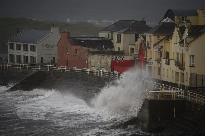Las espectaculares imágenes que ha dejado el huracán Ophelia a su paso por Irlanda y Reino Unido