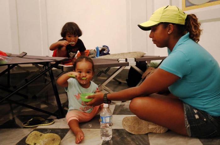Miles de personas están huyendo de Puerto Rico sin saber si podrán volver