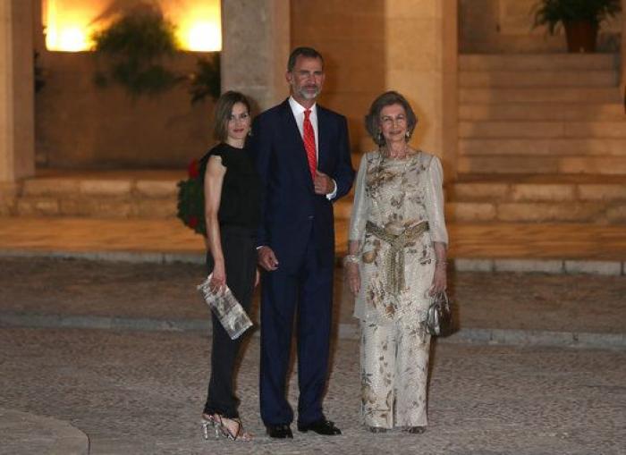 Los reyes Felipe y Letizia reciben a las autoridades y ciudadanos baleares en La Almudaina