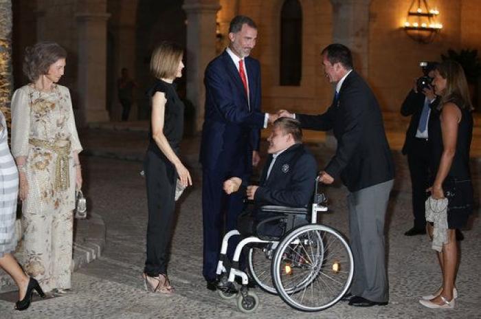 Los reyes Felipe y Letizia reciben a las autoridades y ciudadanos baleares en La Almudaina