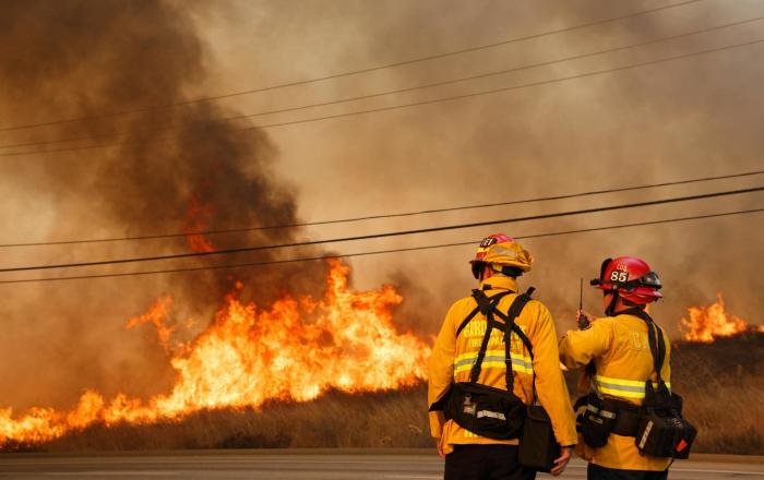 California, en vilo: al menos diez muertos y 20.000 evacuados por una quincena de incendios forestales