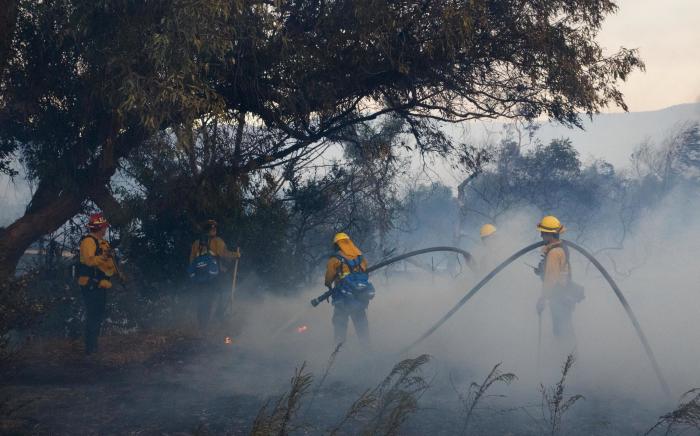 California, en vilo: al menos diez muertos y 20.000 evacuados por una quincena de incendios forestales