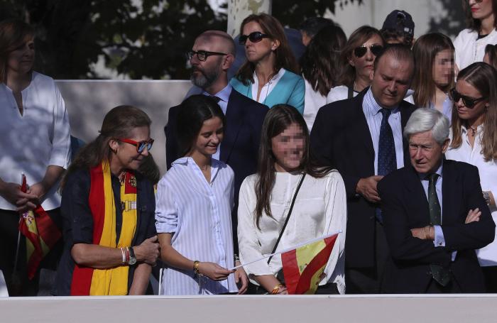 Miles de personas arropan el desfile del 12 de octubre con la bandera de España en pleno conflicto con Cataluña