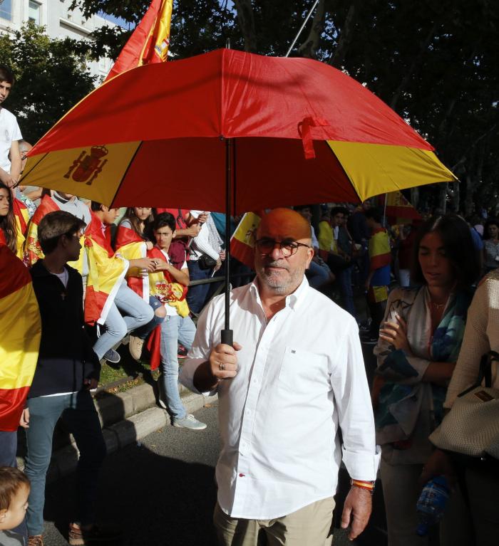 Miles de personas arropan el desfile del 12 de octubre con la bandera de España en pleno conflicto con Cataluña