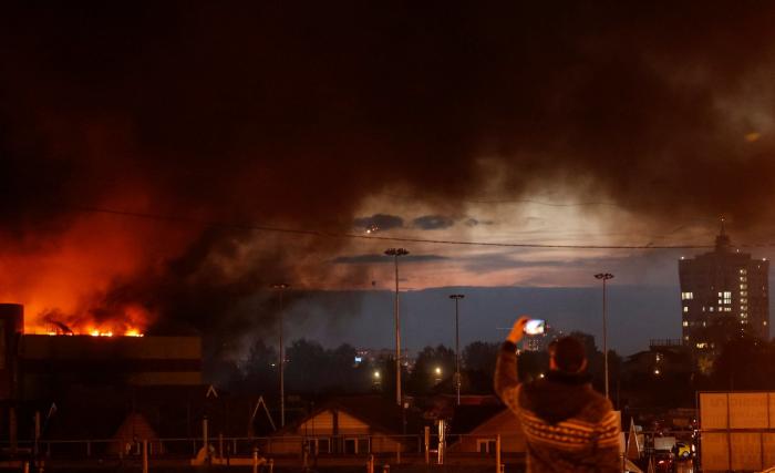 Evacúan a miles de personas por un incendio en un centro comercial cerca de Moscú