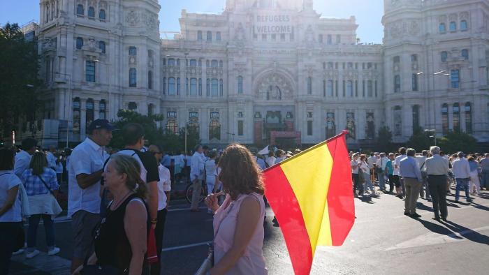 Españolistas y partidarios del diálogo se manifiestan en Madrid