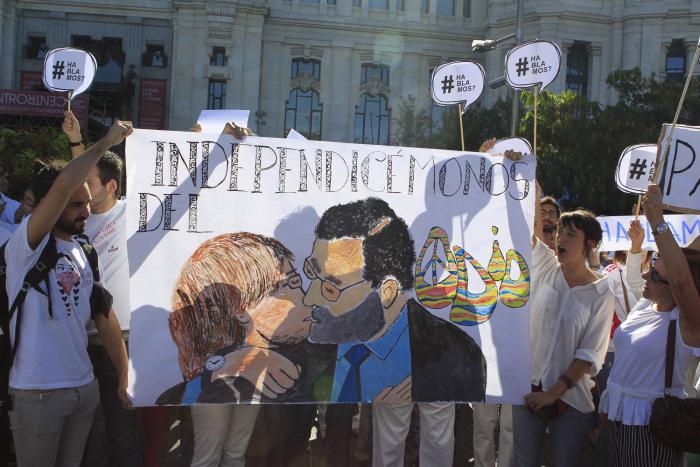 Españolistas y partidarios del diálogo se manifiestan en Madrid