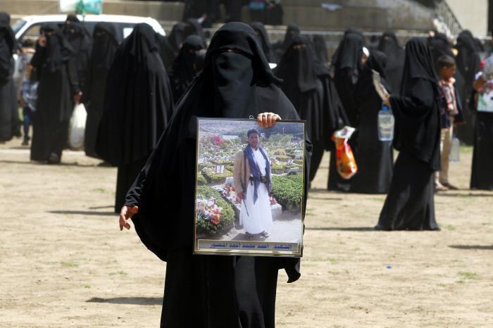 Al menos 54 personas mueren en bombardeos de la alianza árabe en la capital yemení