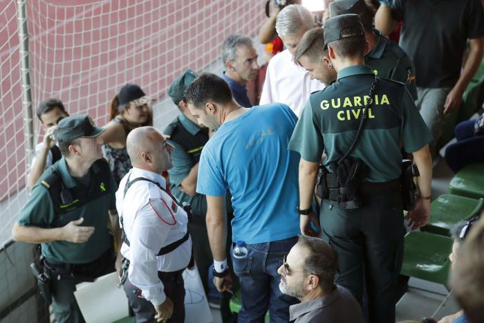 La Guardia Civil requisa varias pancartas contra Piqué en el entrenamiento de la selección