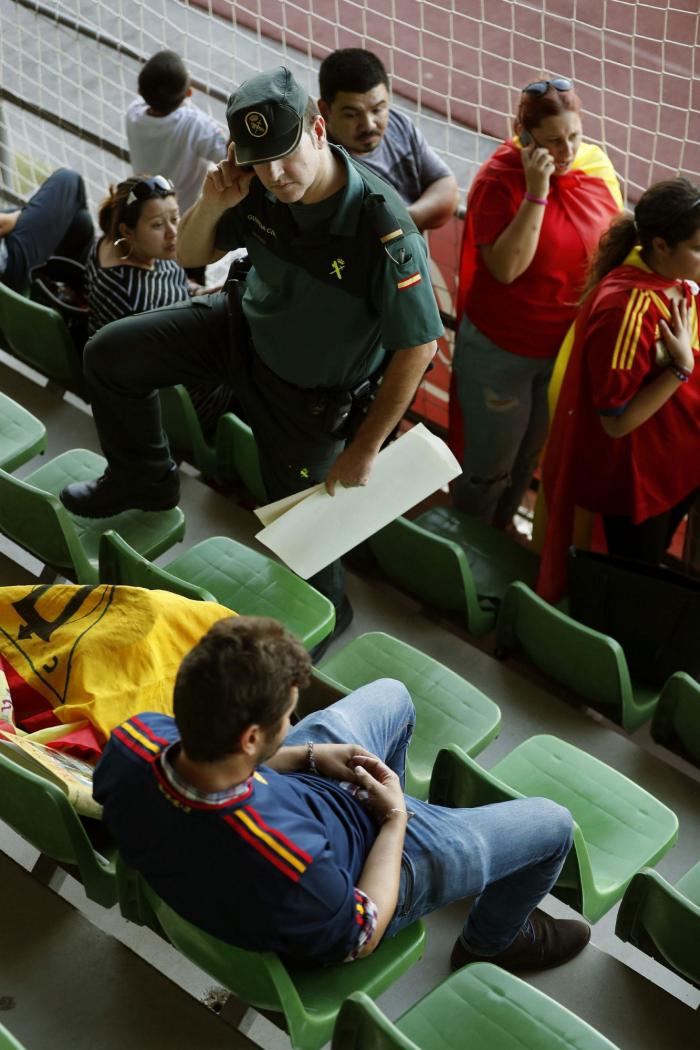 Un aficionado dona doce camisetas de la selección española a la Guardia Civil en agradecimiento por Cataluña