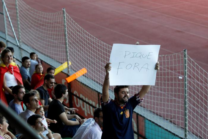 La Guardia Civil requisa varias pancartas contra Piqué en el entrenamiento de la selección