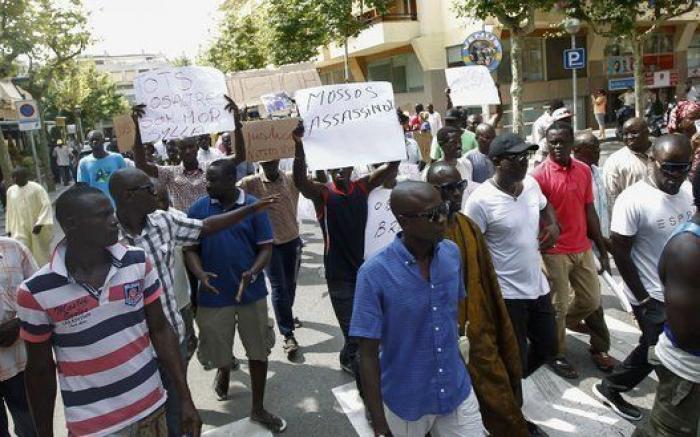 Un centenar de manifestantes marchan por Salou en protesta por la muerte del senegalés