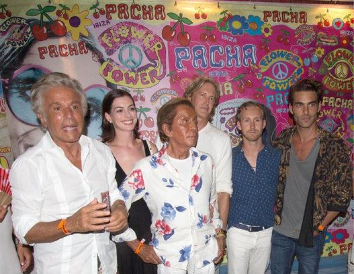 Fiesta Flower Power Ibiza 2015: Anne Hathaway, Valentino, Jon Kortajarena...