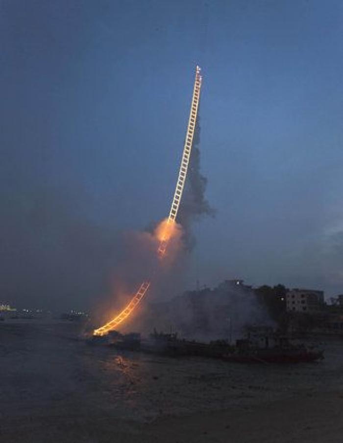 Un artista chino crea una escalera de fuegos artificiales en el cielo (VÍDEO)