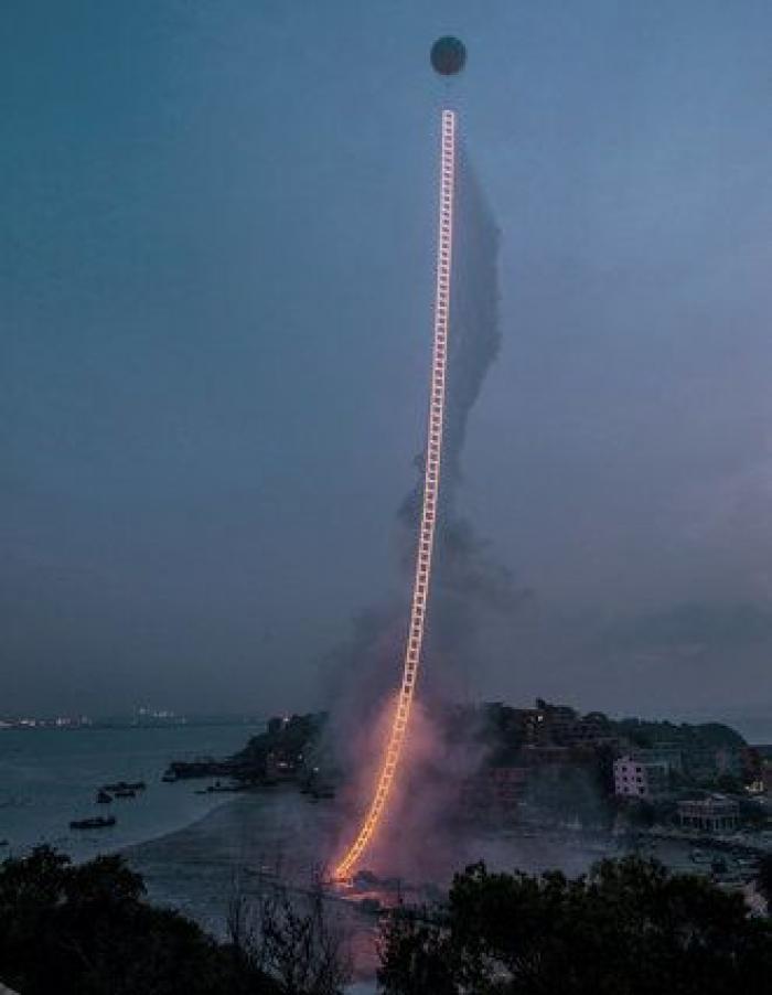 Un artista chino crea una escalera de fuegos artificiales en el cielo (VÍDEO)