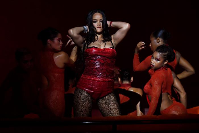 Rihanna asesta el último golpe a Victoria's Secret con su sugerente desfile de lencería
