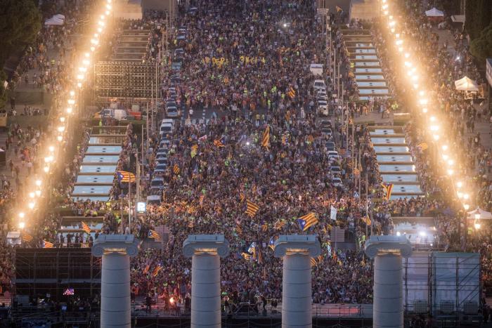1-O: Miles de personas acuden al acto de cierre de la campaña del sí en Barcelona