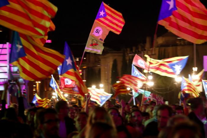 1-O: Miles de personas acuden al acto de cierre de la campaña del sí en Barcelona