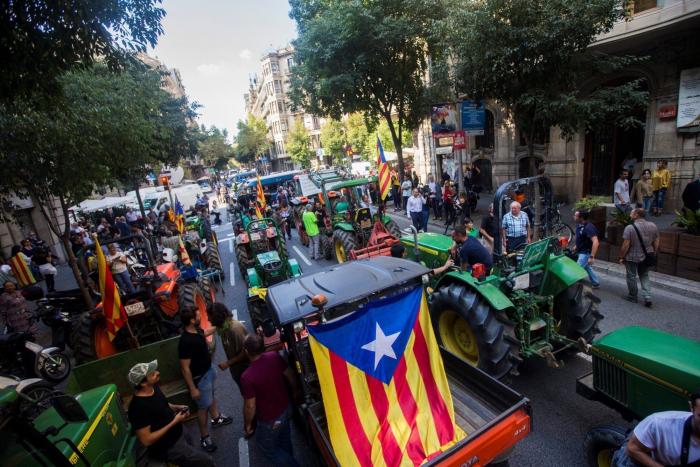 Los payeses sacan sus tractores en defensa del referéndum