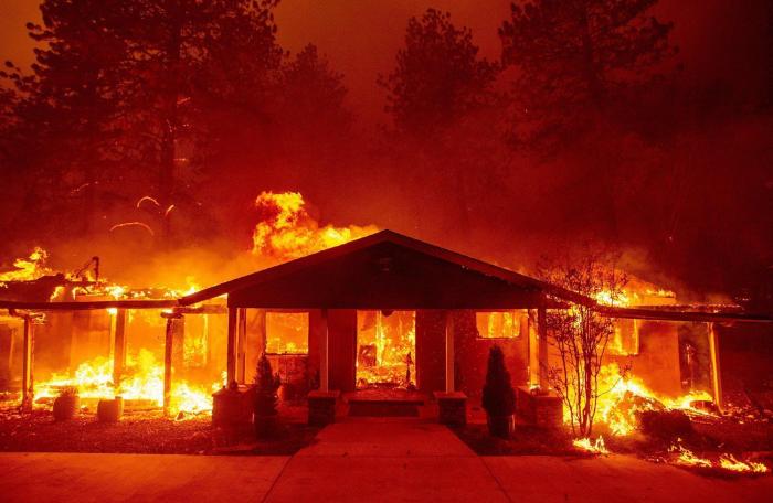 California sigue luchando contra el fuego a la espera de lluvia el miércoles