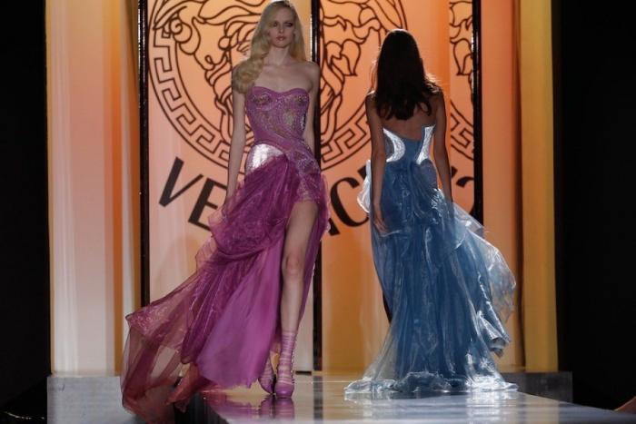 Versace reúne a las cinco top models de los 90 para homenajear a Gianni